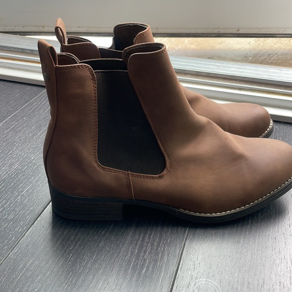 Size 7 brown booties. Only worn a few times - Picture 2 of 3